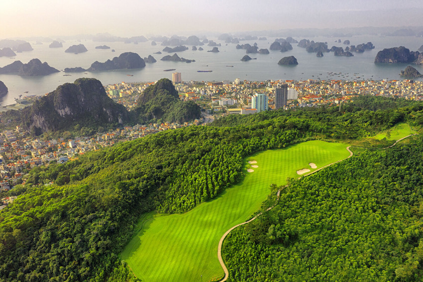 FLC HALONG GOLF – THE MOST SPECTACULAR MOUNTAIN-TOP GOLF COURSE OVERLOOKING HALONG BAY